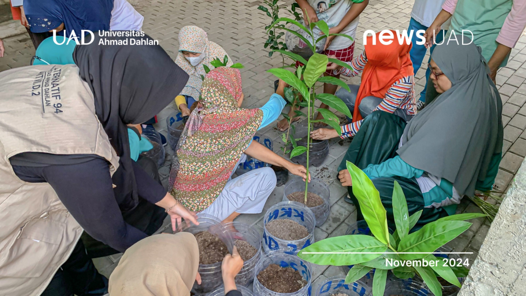 KKN UAD Giatkan Budidaya Toga untuk Kesehatan dan Keindahan Lingkungan Masjid di Bangunjiwo