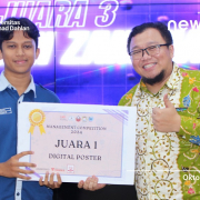 Derly Syahputra, Mahasiswa PBI Universitas Ahmad Dahlan (UAD) saat Menerima Penghargaan Juara I dalam Lomba Digital Poster se-DIY (Dok. Eka)