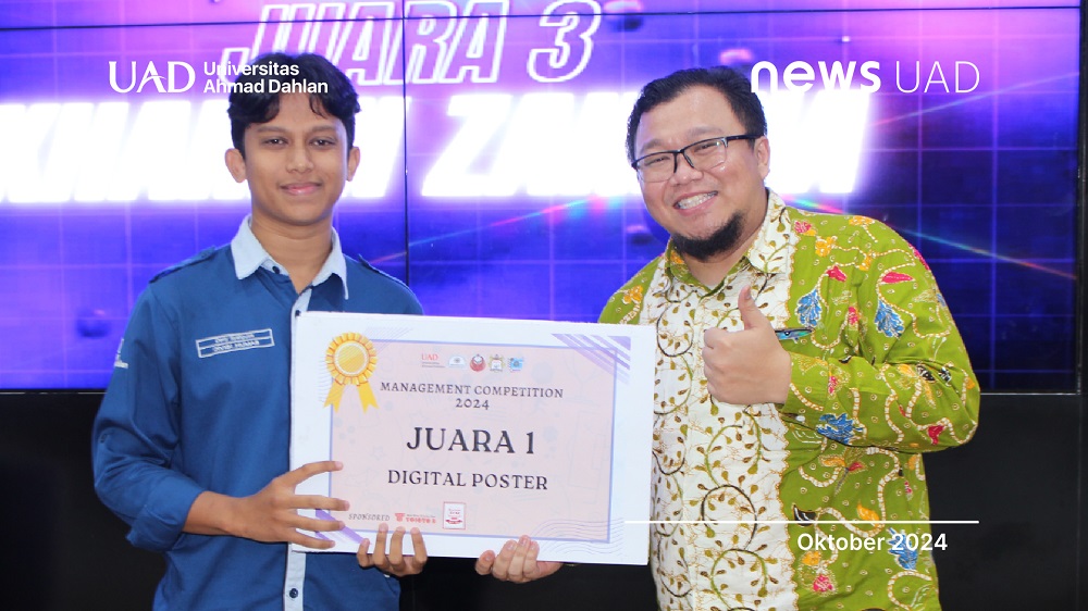 Derly Syahputra, Mahasiswa PBI Universitas Ahmad Dahlan (UAD) saat Menerima Penghargaan Juara I dalam Lomba Digital Poster se-DIY (Dok. Eka)