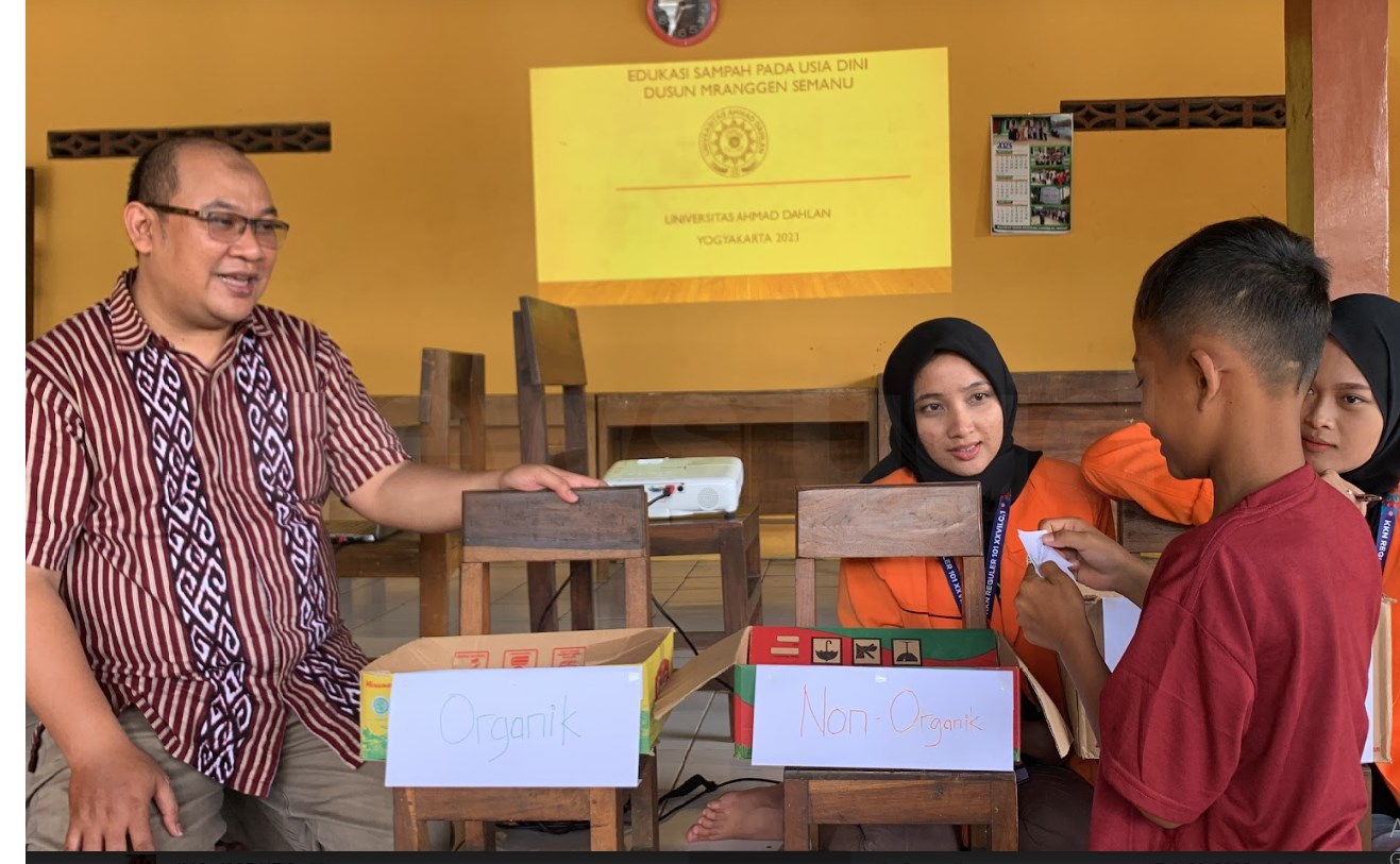 Dosen UAD Berikan Edukasi Pemanfaatan Sampah Anorganik