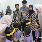 Interaksi anak-anak Day Care An-Nahl bersama mahasiswa baru PG PAUD (dok. HMPS PG PAUD)