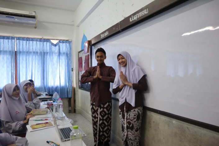 Mahasiswa Kkn Uad Kenalkan Baju Adat Yogyakarta Di Thailand 4939