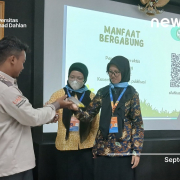 KS Keanekaragaman Universitas Ahmad Dahlan (UAD) Demonstrasikan Handling Ular kepada Mahasiswa Baru (Dok. Ulin)