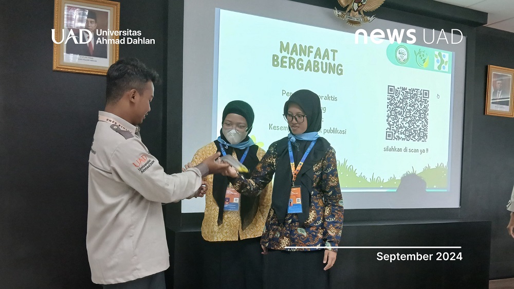 KS Keanekaragaman Universitas Ahmad Dahlan (UAD) Demonstrasikan Handling Ular kepada Mahasiswa Baru (Dok. Ulin)