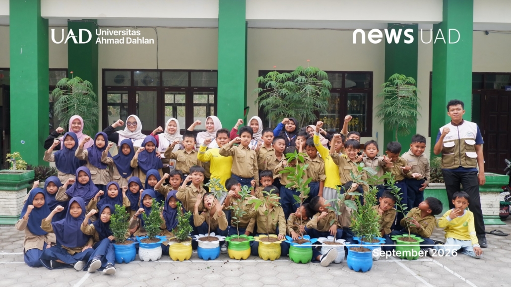 Mahasiswa PLP-KKN UAD Adakan Penghijauan di SD Muhammadiyah Krembangan