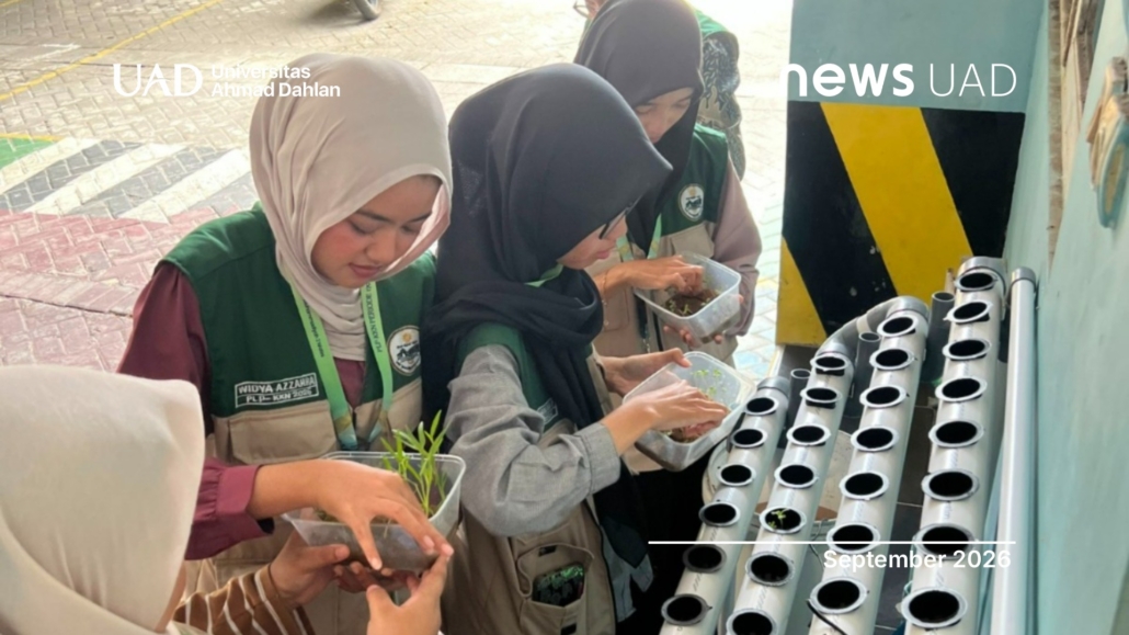 Mahasiswa PLP-KKN UAD Edukasi Siswa SMK Muhammadiyah 2 Wates tentang Budidaya Hidroponik