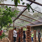 Pembangunan Greenhouse oleh Tim PPK Ormawa Himafi Universitas Ahmad Dahlan (UAD), Kelompok Sanggar Tani Muda, dan Warga Padukuhan Ngentak, Desa Pagerharjo, Kulon Progo (Dok. Eka)