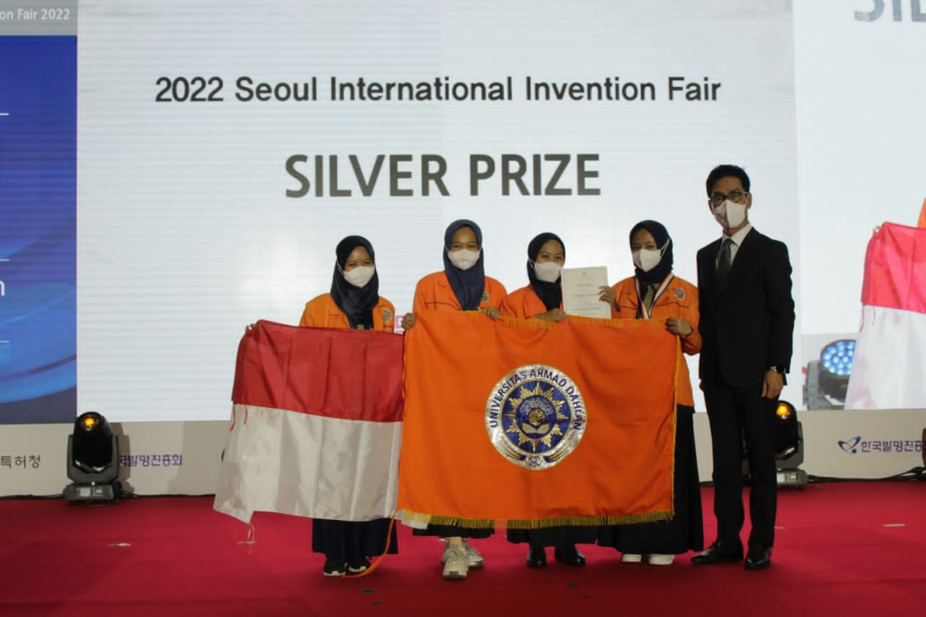 Tim Farmasi UAD Raih Penghargaan Pada Ajang SIIF 2022 di Korea Selatan News Portal of Universitas Ahmad Dahlan