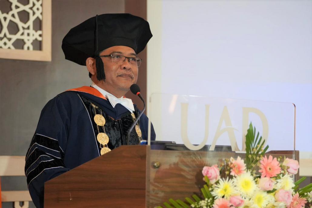 Rektor UAD Dikukuhkan sebagai Guru Besar Bidang Ilmu Pendidikan Teknologi Kejuruan