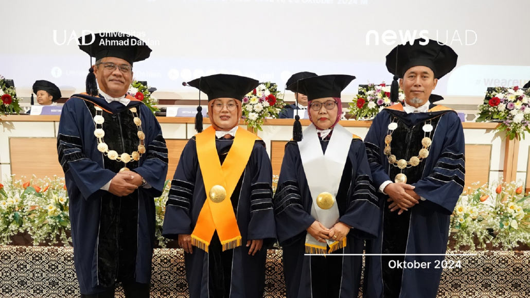 Prof. Dr. Dra. Trikinasih Handayani, M.Si. dan Prof. Dr. Solikhah, S.K.M., M.Kes., dua guru besar UAD yang dikukuhkan pada 23 Oktober 2024 (Dok. Humas dan Protokol UAD)