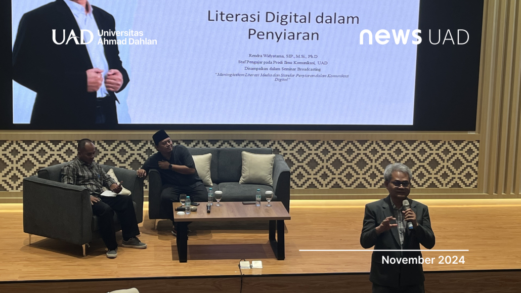 Rendra Widyatama, S.IP., M.Si., Ph.D., sampaikan topik tentang literasi digital dalam penyiaran di Seminar Broadcasting oleh FSBK Universitas Ahmad Dahlan (UAD) dan KPID DIY. (Dok. Dilla)