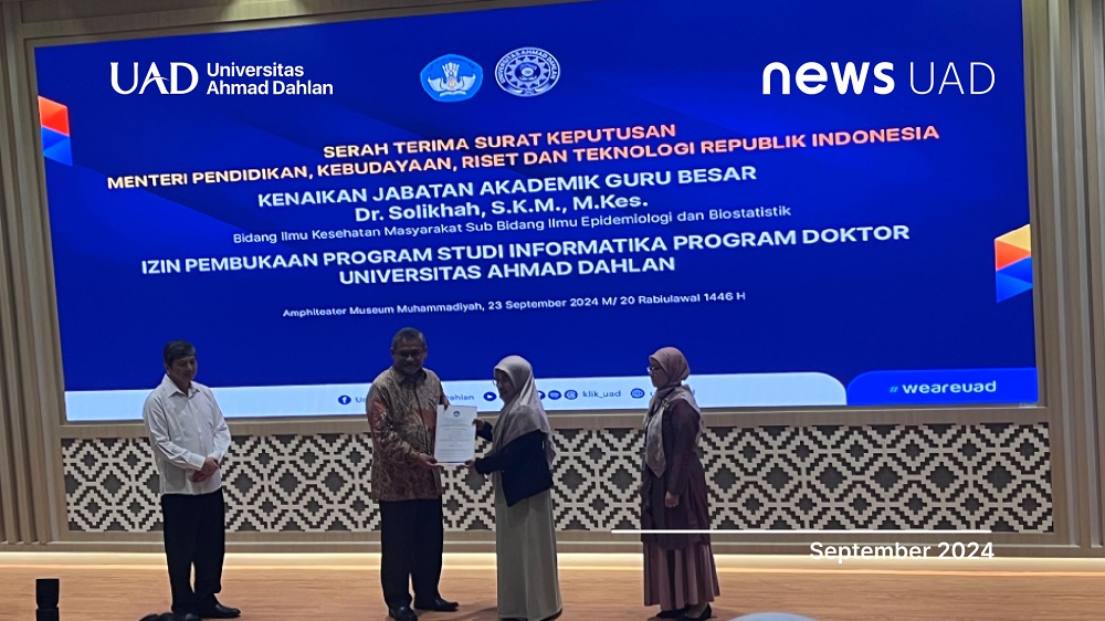 Serah Terima Kenaikan Jabatan Akademik Guru Besar Universitas Ahmad Dahlan (UAD) Prof. Dr. Solikhah, S.K.M., M.Kes. (Dok. Dilla)