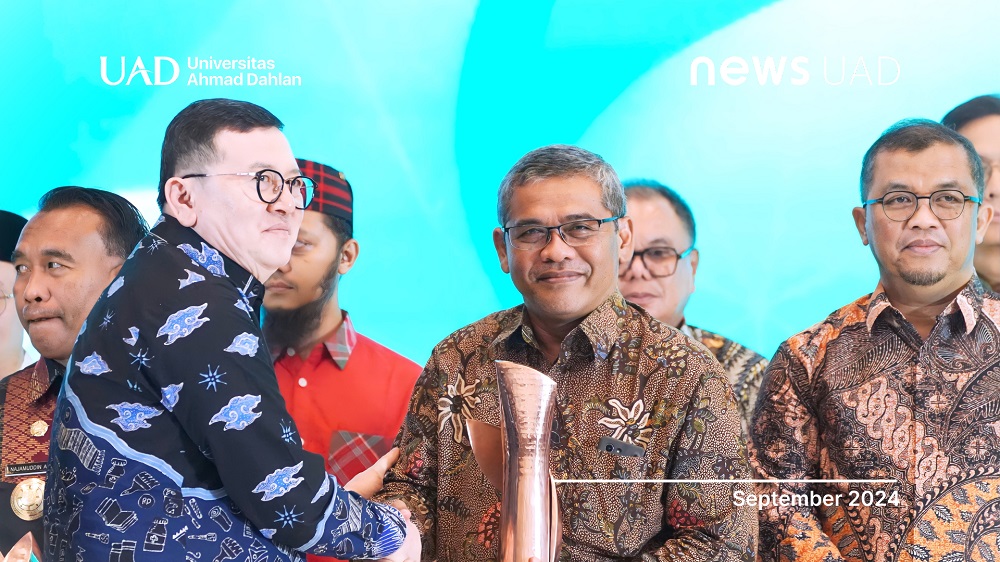 Universitas Ahmad Dahlan (UAD) Raih Best Halal Innovation Kategori Instansi Pendidikan Tinggi pada IHYA 2024 Kemenperin RI (Dok. Humas dan Protokol UAD)